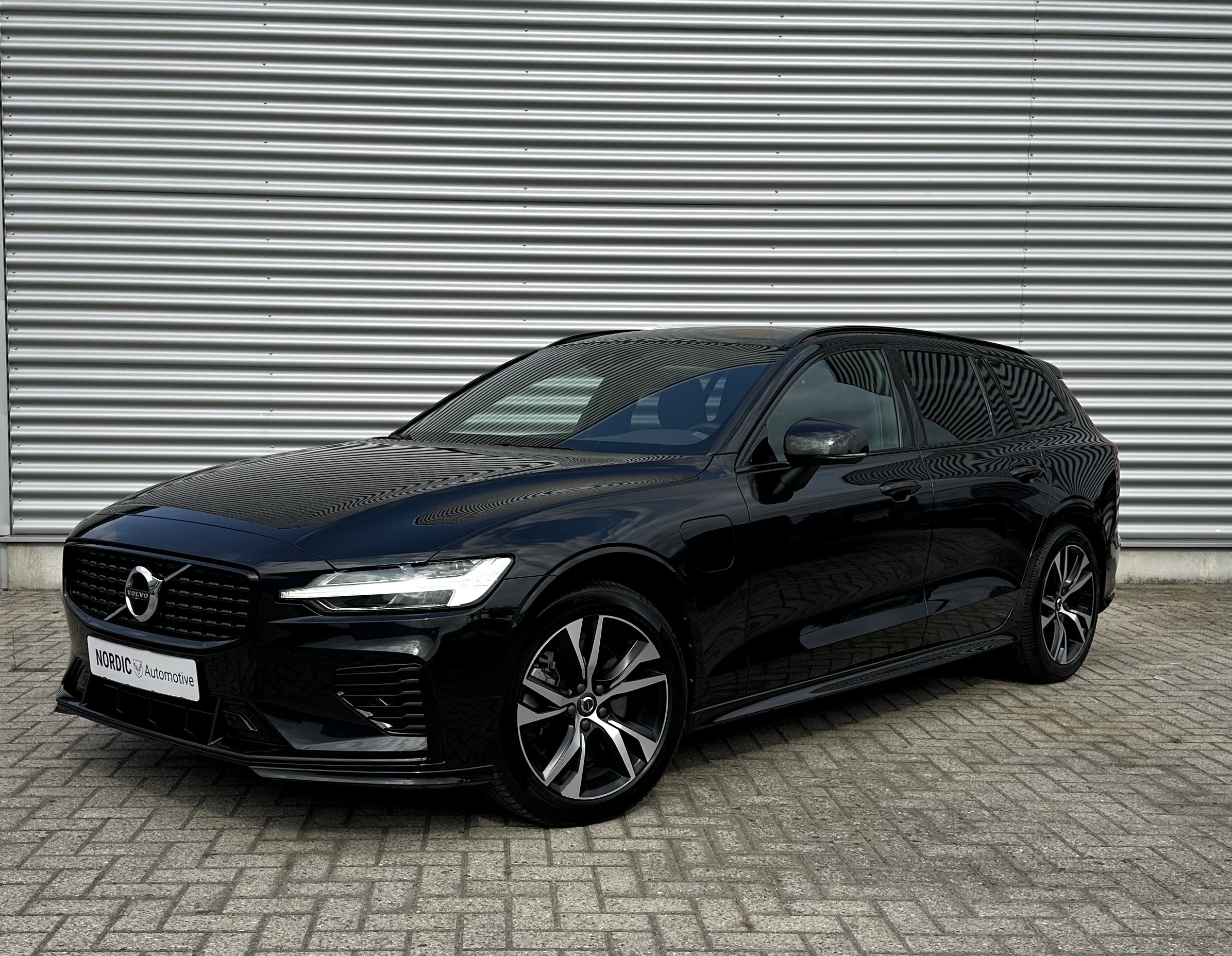 Volvo V60 T6 R-LINE RECHARGE PLUG IN HYBRID