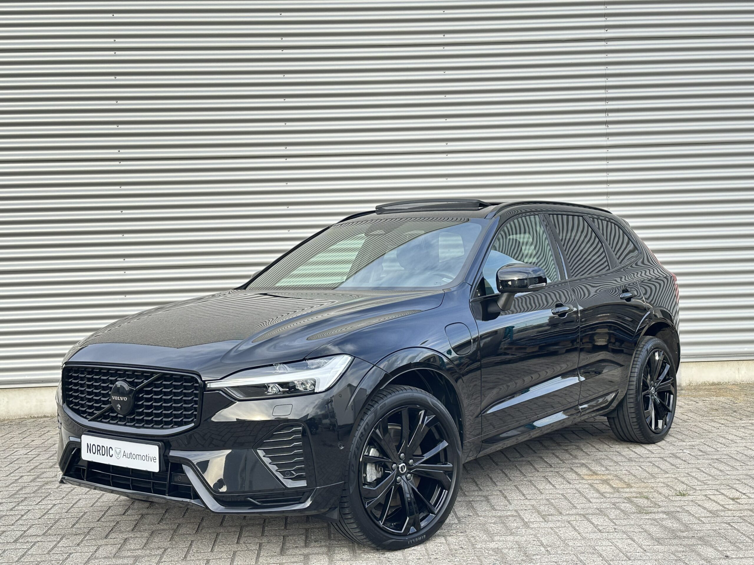 
								Volvo XC60 2.0 T6 RECHARGE PLUS BLACK EDITION PANORAMADAK TREKHAAK HARMAN KARDON full									