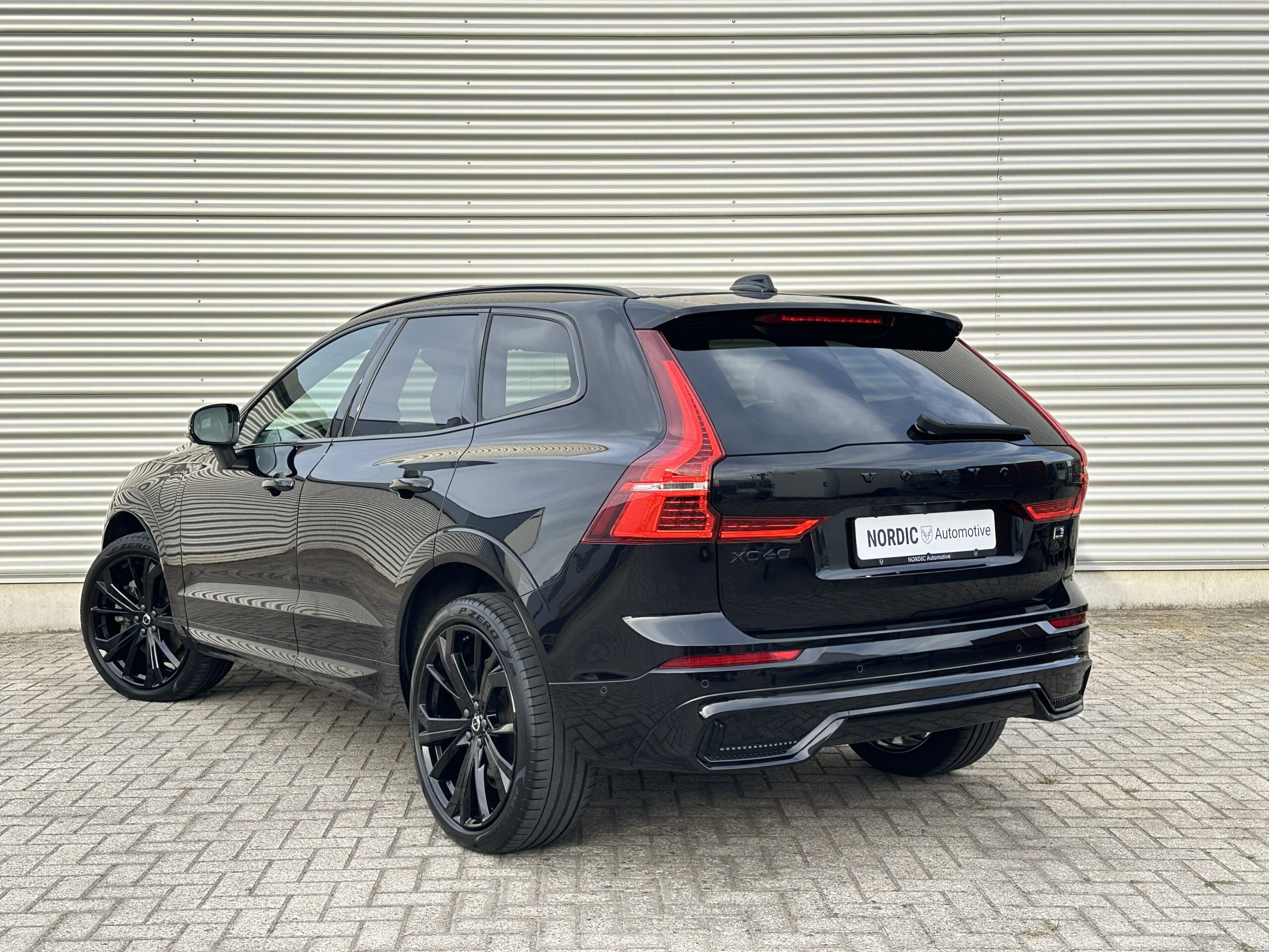 
								Volvo XC60 2.0 T6 RECHARGE PLUS BLACK EDITION PANORAMADAK TREKHAAK HARMAN KARDON full									