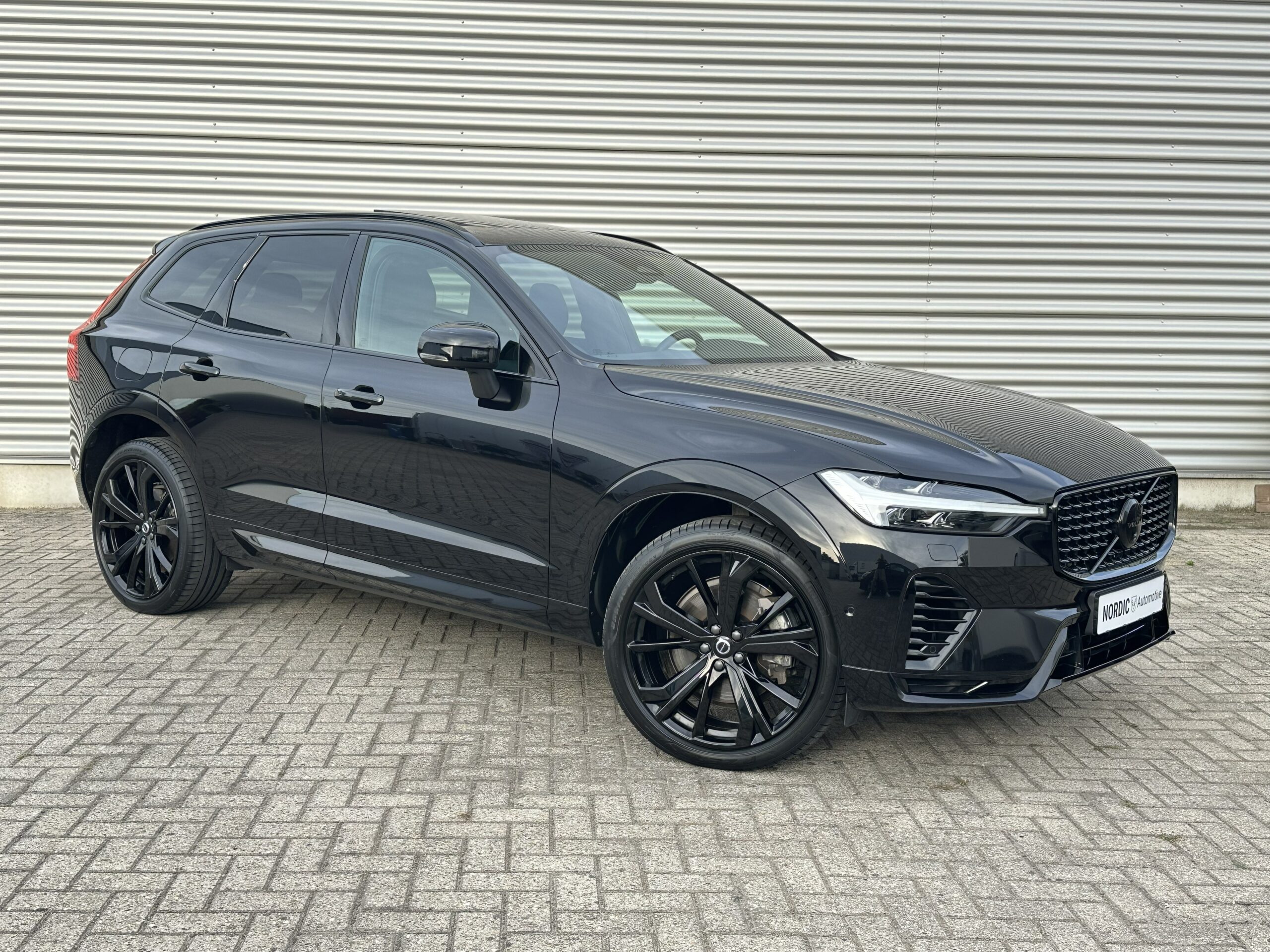 
								Volvo XC60 2.0 T6 RECHARGE PLUS BLACK EDITION PANORAMADAK TREKHAAK HARMAN KARDON full									