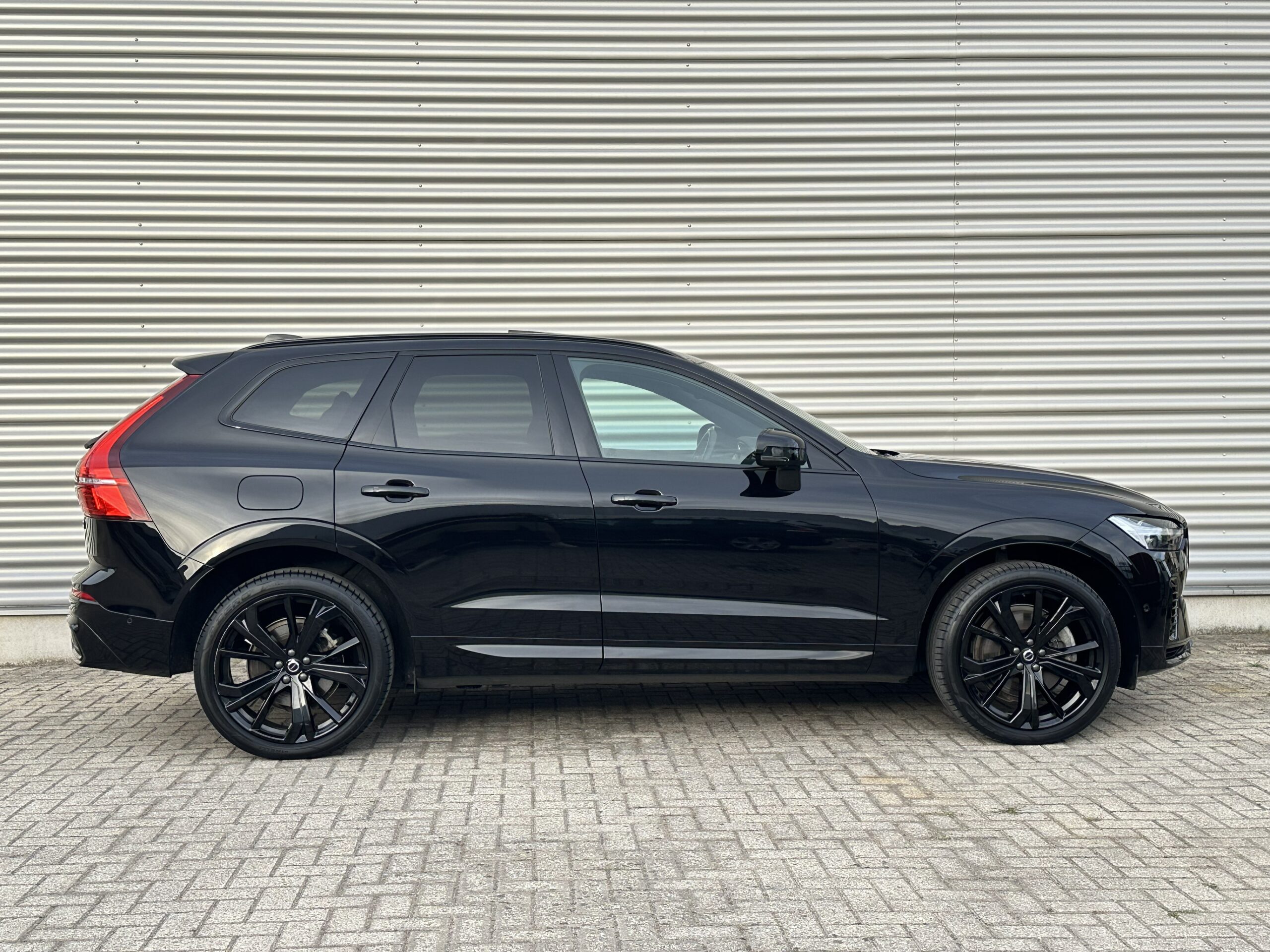 
								Volvo XC60 2.0 T6 RECHARGE PLUS BLACK EDITION PANORAMADAK TREKHAAK HARMAN KARDON full									