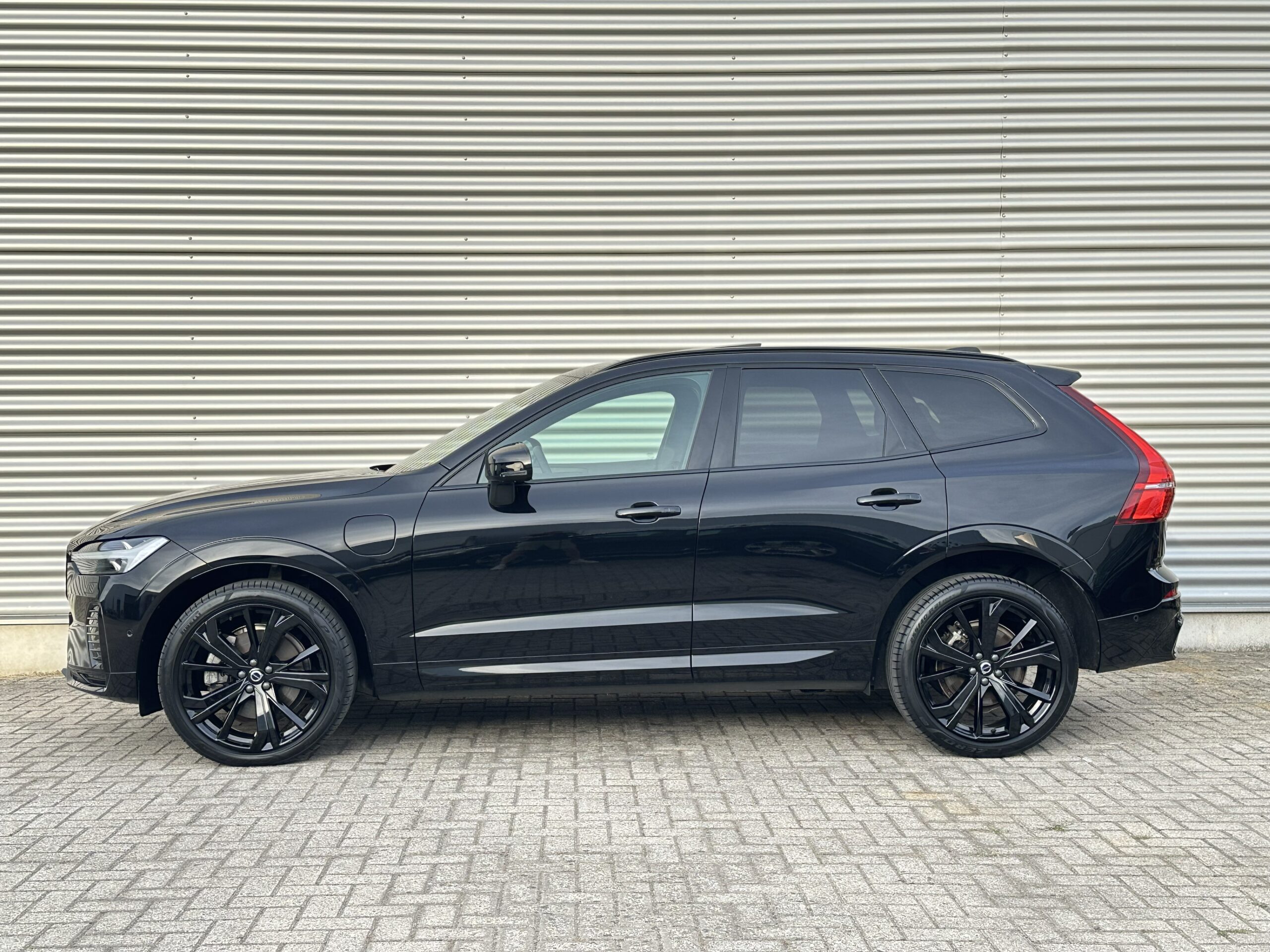 
								Volvo XC60 2.0 T6 RECHARGE PLUS BLACK EDITION PANORAMADAK TREKHAAK HARMAN KARDON full									