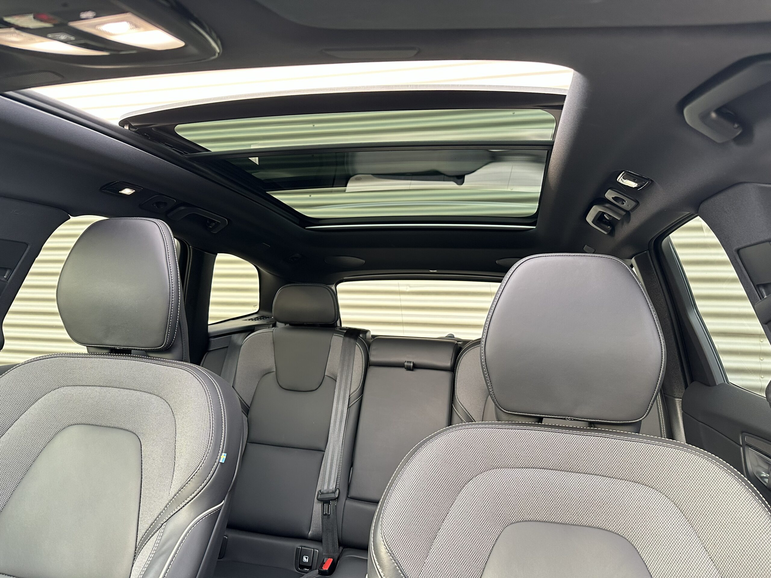 
								Volvo XC60 2.0 T6 RECHARGE PLUS BLACK EDITION PANORAMADAK TREKHAAK HARMAN KARDON full									