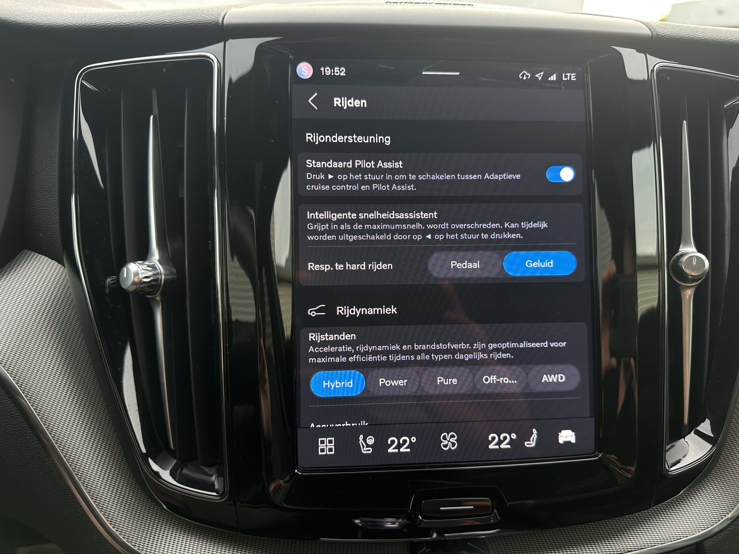 
								Volvo XC60 2.0 T6 RECHARGE PLUS BLACK EDITION PANORAMADAK TREKHAAK HARMAN KARDON full									