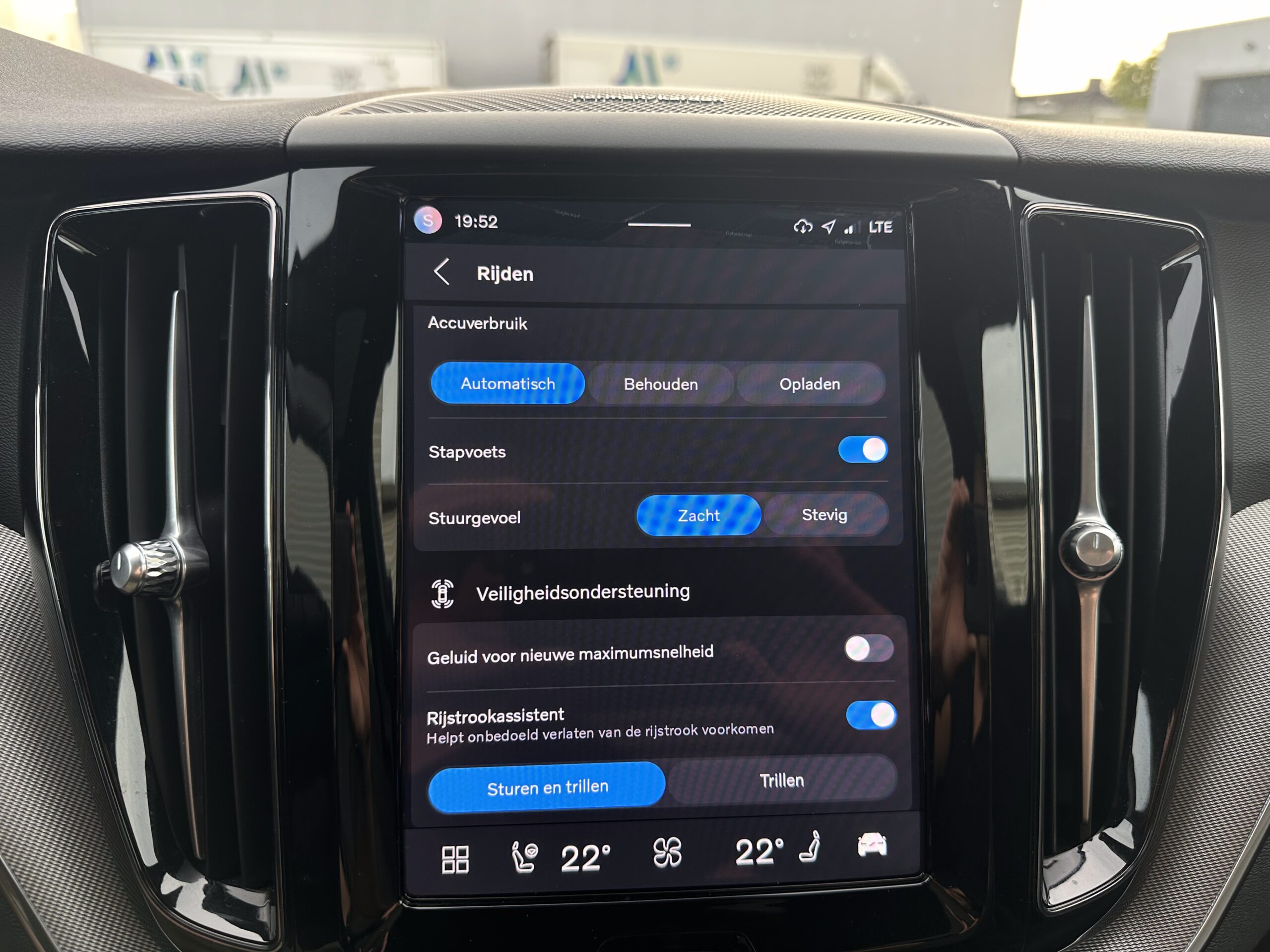 
								Volvo XC60 2.0 T6 RECHARGE PLUS BLACK EDITION PANORAMADAK TREKHAAK HARMAN KARDON full									
