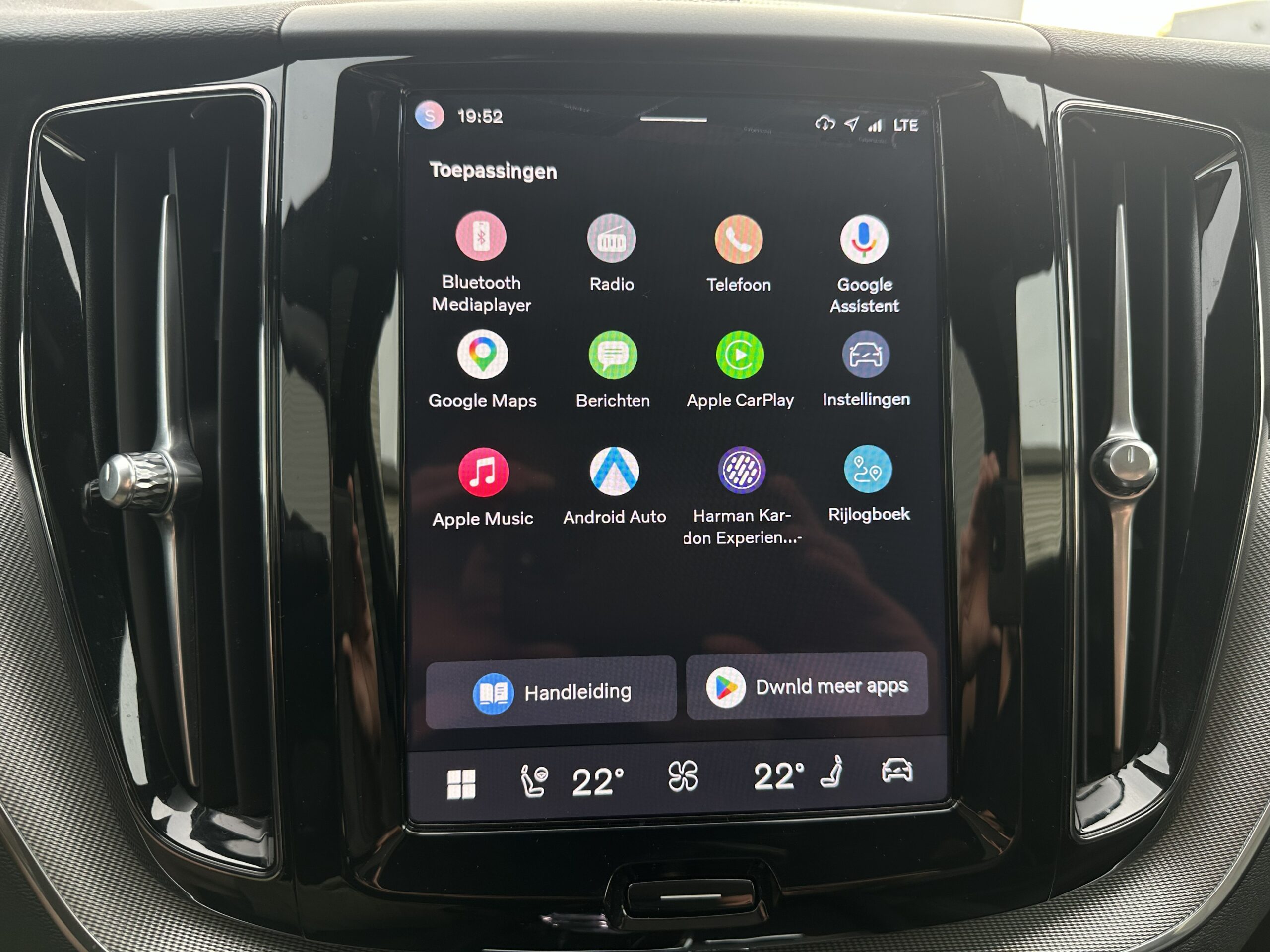 
								Volvo XC60 2.0 T6 RECHARGE PLUS BLACK EDITION PANORAMADAK TREKHAAK HARMAN KARDON full									