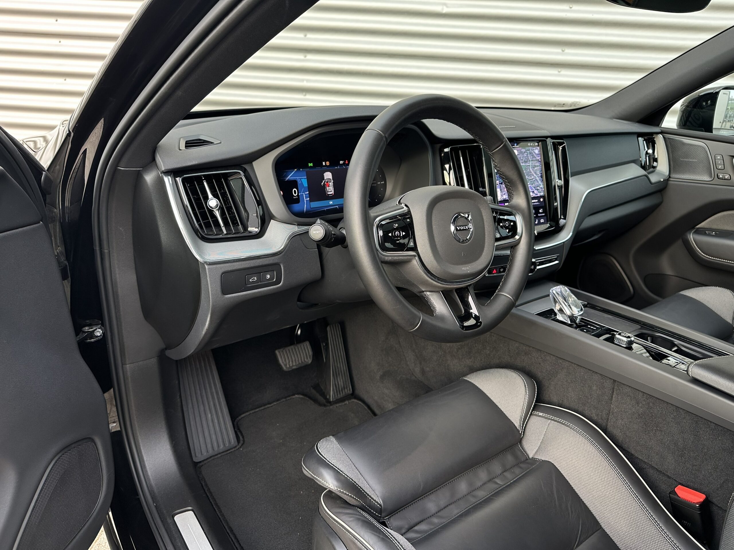 
								Volvo XC60 2.0 T6 RECHARGE PLUS BLACK EDITION PANORAMADAK TREKHAAK HARMAN KARDON full									