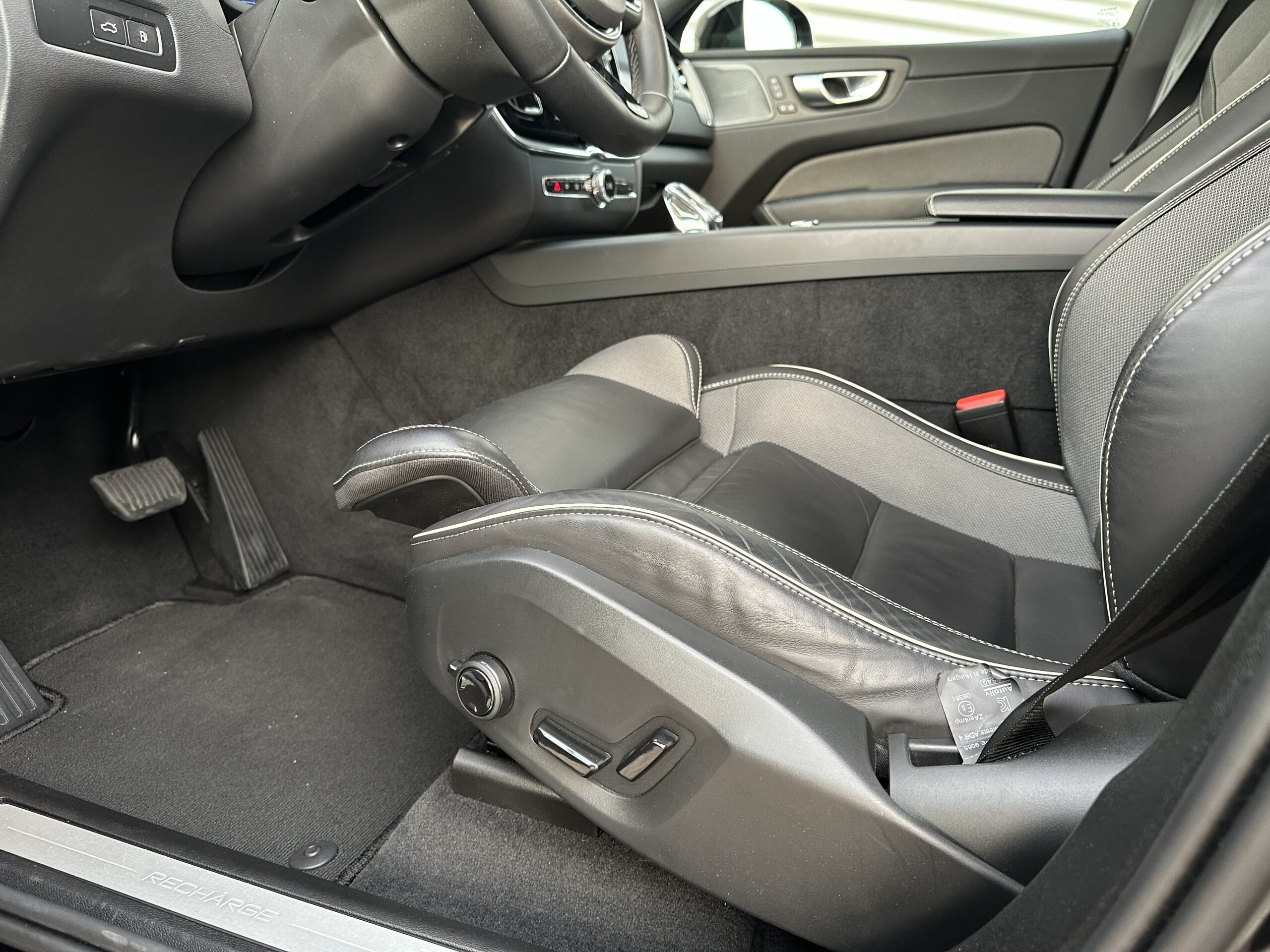
								Volvo XC60 2.0 T6 RECHARGE PLUS BLACK EDITION PANORAMADAK TREKHAAK HARMAN KARDON full									