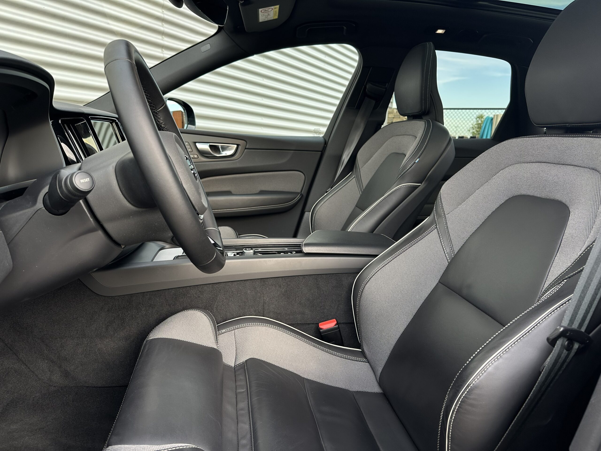
								Volvo XC60 2.0 T6 RECHARGE PLUS BLACK EDITION PANORAMADAK TREKHAAK HARMAN KARDON full									