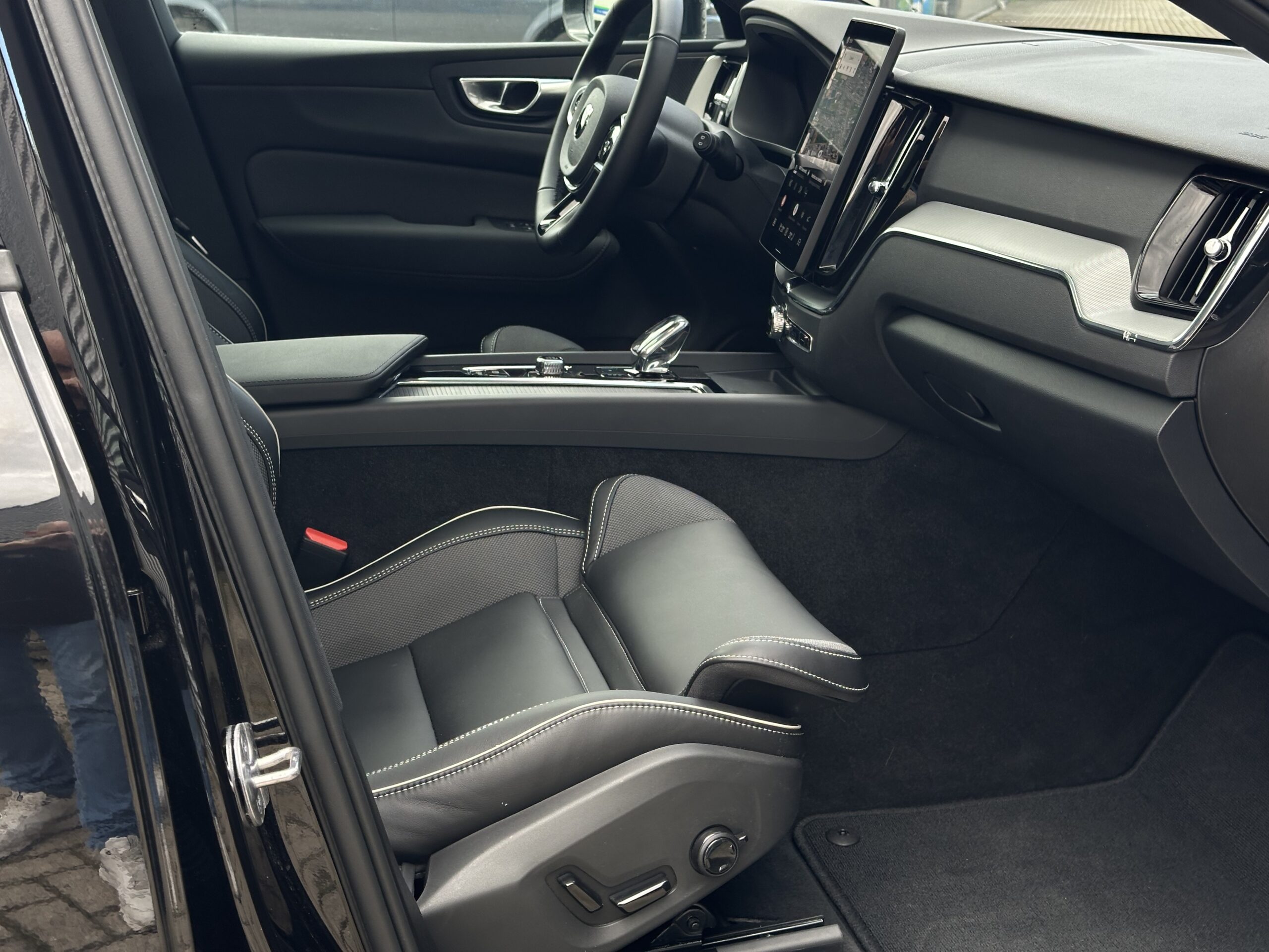 
								Volvo XC60 T6 Facelift Black Edition Ultra – Panoramadak – HUD – Harman full									